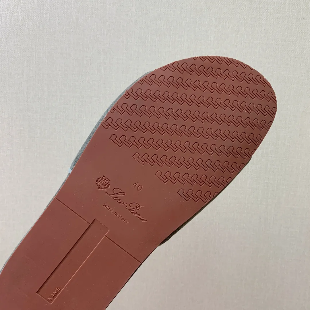 【LP】P:600💰 Size: 39-46 (45.46 can be customized) 【Loro Piana】LP men's slippers. Italian top cashmere is retro, elegant, low-key and luxurious. Both fashionable and practical, the leather is still of the highest quality in the entire network. The upper is silky and smooth. Wear-resistant and highly elastic beef tendon bottom. .